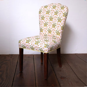 Saratoga Chair in Zelda Carmine