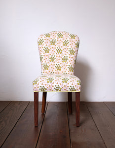 Saratoga Chair in Zelda Carmine